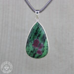 Pingente de rubi na zoizita  55,86ct  Prata925