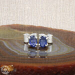 Brinco de Safira azul.  1,10ct.  Prata 925
