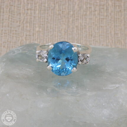 Anel de topázio azul Swiss Blue e topázios