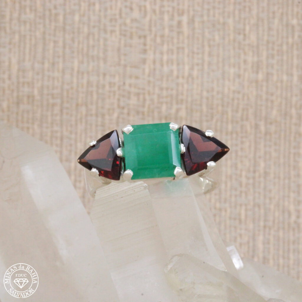 Anel prata 925 com esmeralda e granadas – vista frontal