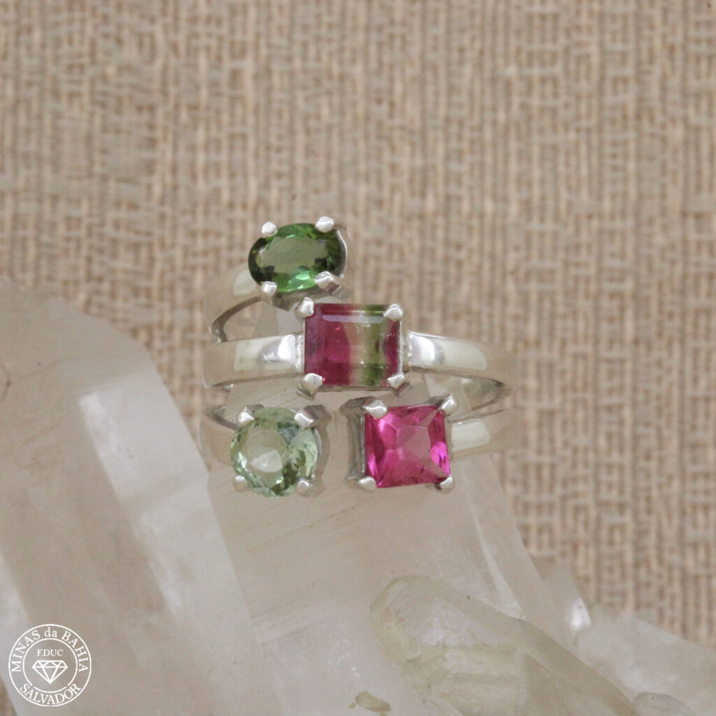 Anel de turmalinas de várias cores