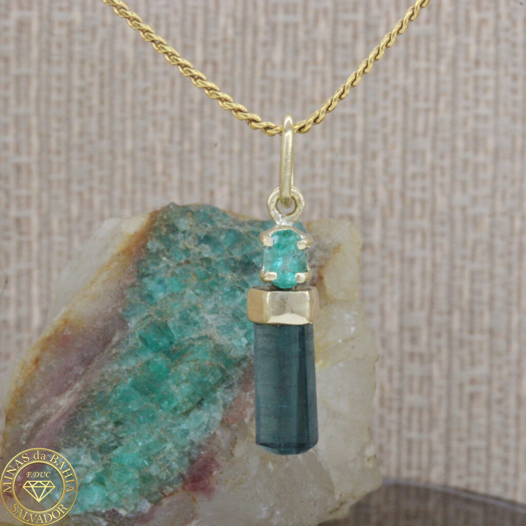 Pingente de turmalina verde e Paraíba em ouro amarelo 18k.