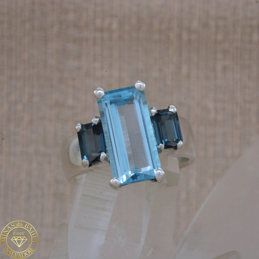 Anel de topázio azul, London Blue e Swiss Blue. Prata 925