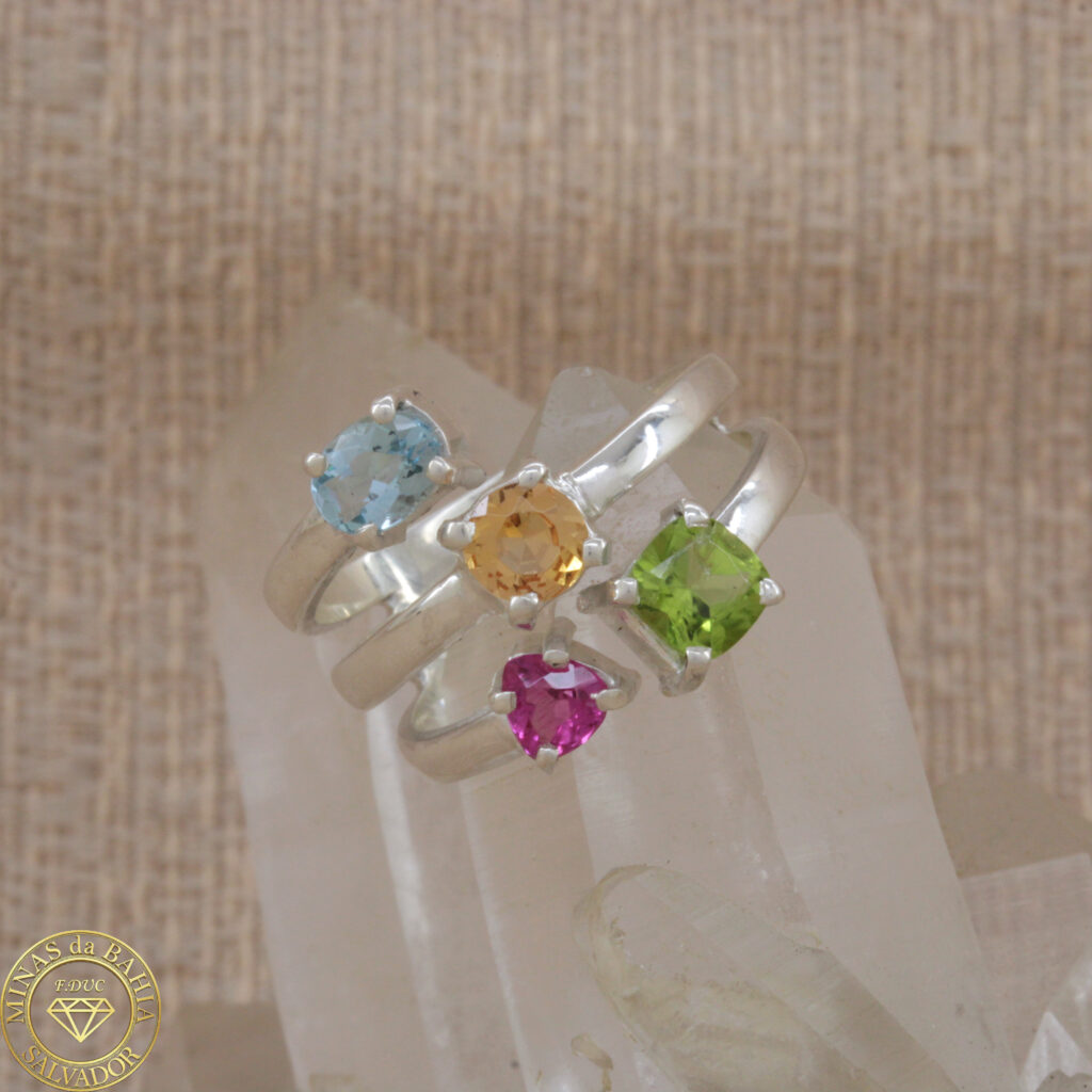 Anel com água-marinha, topázio imperial, rubelita e peridoto. Prata 925