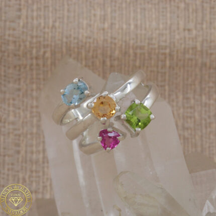 Anel com água-marinha, topázio imperial, rubelita e peridoto. Prata 925