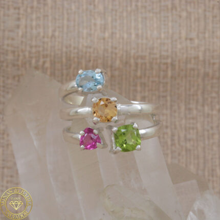 Anel com água-marinha, topázio imperial, rubelita e peridoto. Prata 925
