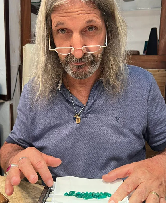 François Duc trabalhando com gemas verdes