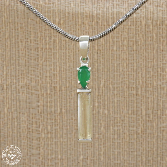 pdiv032 Pingente de topázio imperial 1,82ct e esmeralda 0,40ct Pingente de topázio imperial e esmeralda. Prata 925