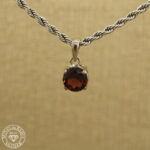 Pingente de granada. 2,55ct. Prata925