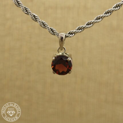 Pingente de granada. 2,55ct. Prata925