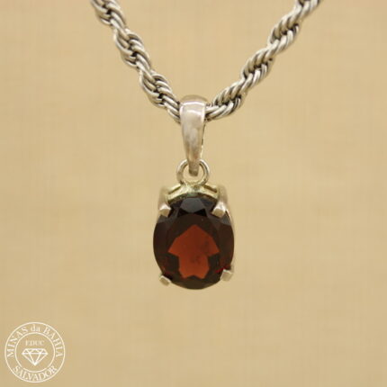 Pingente de granada. 3,42ct. Prata 925