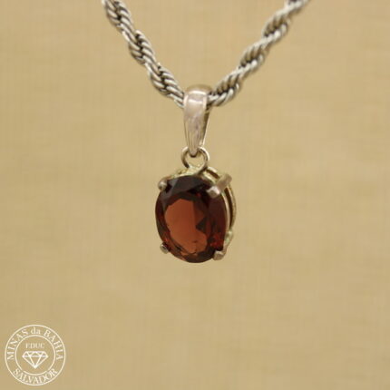 Pingente de granada. 3,81ct. Prata 925