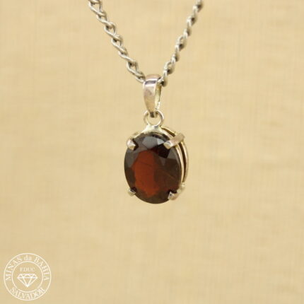 Pingente de granada. 4,29ct. Prata 925
