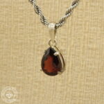 Pingente de granada. 2,86ct. Prata 925