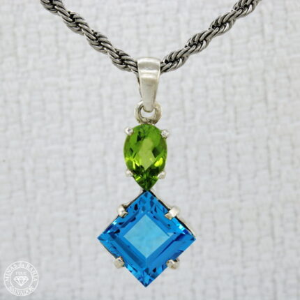 Pingente de topázio azul e peridoto.