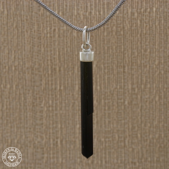 ptur028 pingente de turmalina 6,86ct cod99 Pingente de turmalina negra. Canudo. Prata 925.