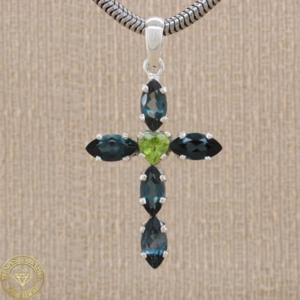 Pingente crucifixo de topázio azul e peridoto